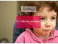 Twarz dziecka z widocznymi śladami po ospie. Napis "Co na blizny po ospie?" sugeruje poszukiwanie rozwiązań.