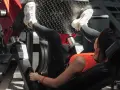 Kobieta ćwiczy na maszynie do wyciskania nóg, wykonując ćwiczenie push pull legs.