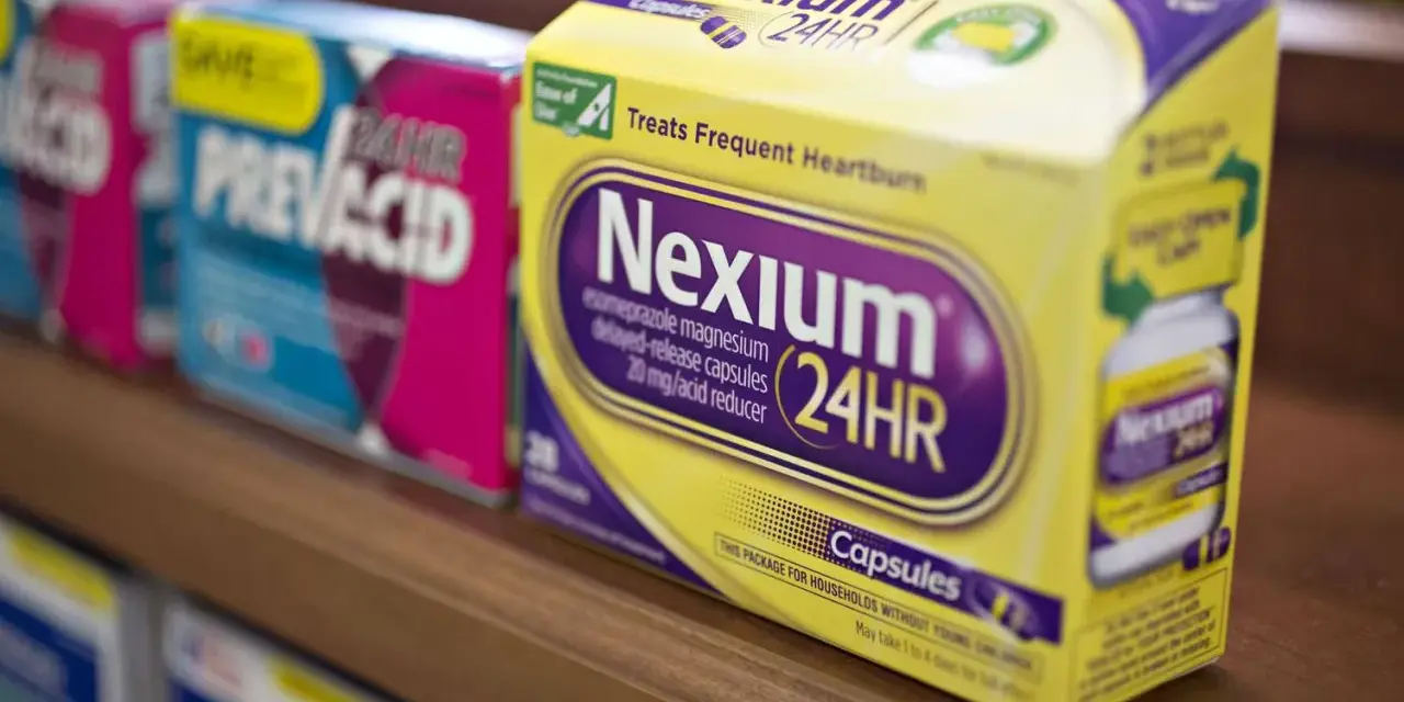 Leki na refluks bez recepty: opakowania Nexium 24HR i Prevacid 24HR na półce aptecznej.