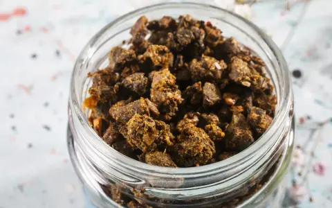 Słoik pełen grudek propolisu. Zastanawiasz się, propolis co to? To naturalny produkt pszczeli o wielu właściwościach.