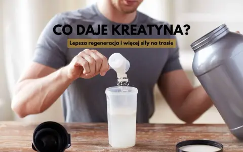 Mężczyzna dodaje kreatynę do shakera, co daje lepszą regenerację i więcej siły na trasie.