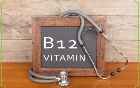 Tablica z napisem "B12 VITAMIN" i stetoskopem. Symbolizuje wysoki poziom witaminy B12 we krwi i dbałość o zdrowie.